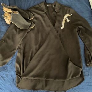 Versona black surplice blouse w high low hem n roll up